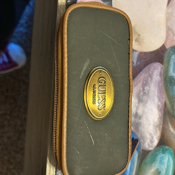 Gold and silver Guess watch with case - Picture 8 of 8